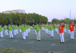 “绿之韵健康社區(qū)行”参与吉林伊通县 “社區(qū)老年人舞蹈汇演”