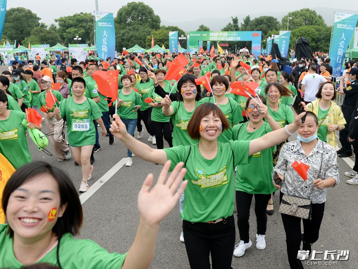 今日，3000多(duō)名绿之韵爱心志(zhì)愿者、跑步爱好者、热心市民(mín)一起在橘子洲头為(wèi)爱奔跑，助力贫困母亲。長(cháng)沙晚报全媒體(tǐ)记者石祯专 摄