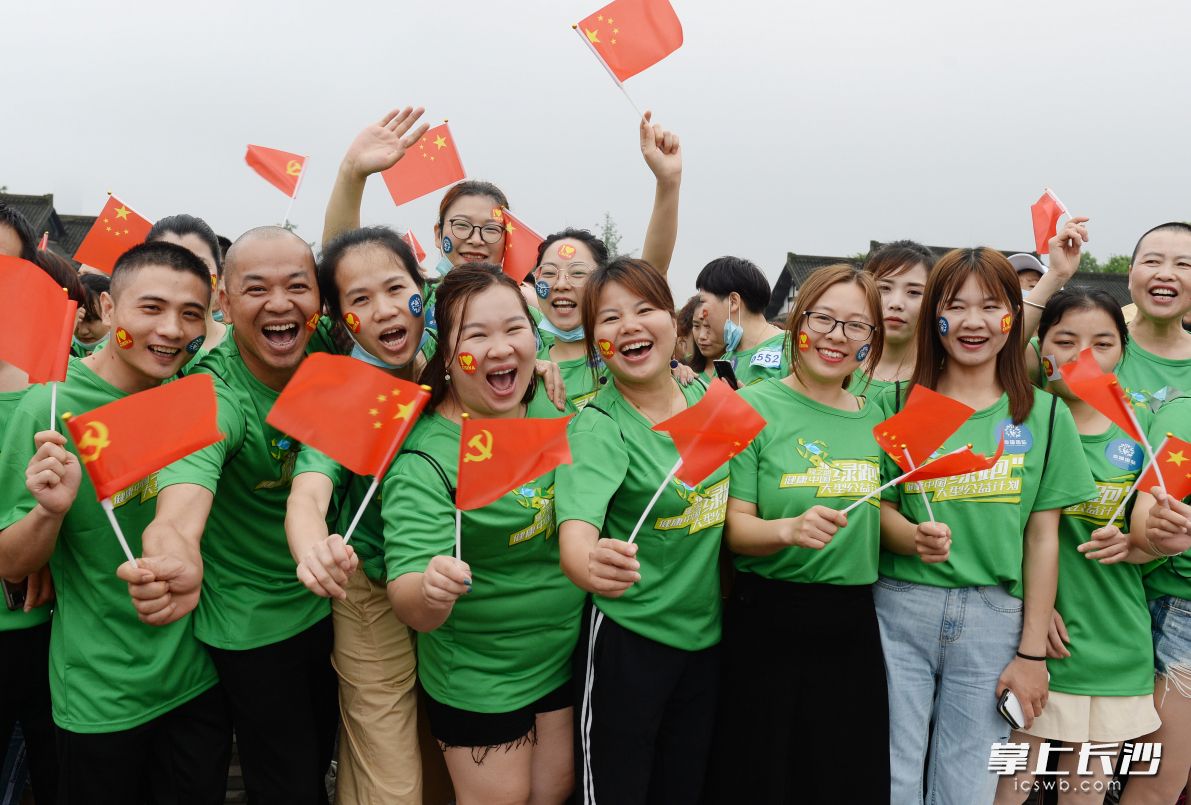 “绿跑”志(zhì)愿者热情高涨。長(cháng)沙晚报全媒體(tǐ)记者石祯专 摄