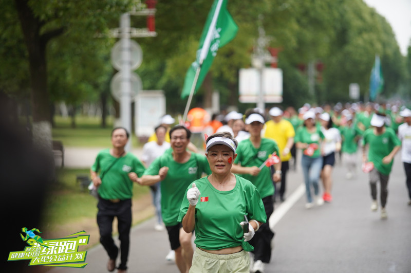 活动参与者正在奋力奔跑。